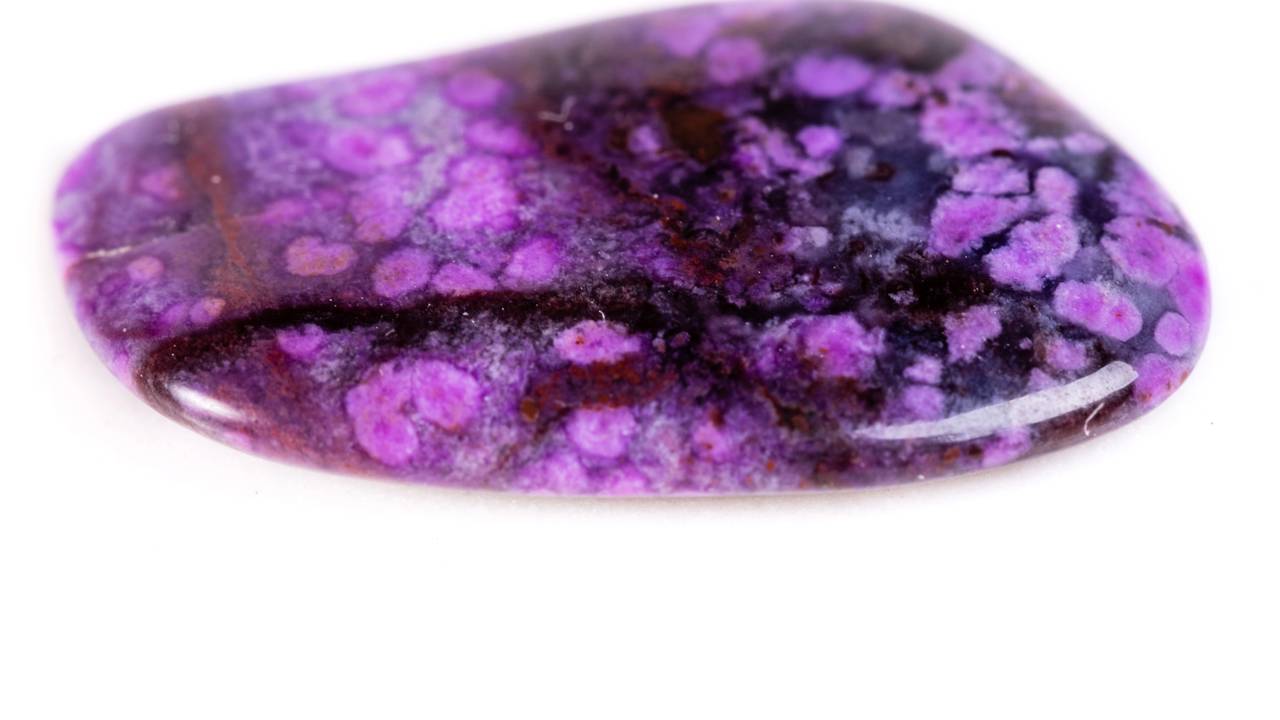 Esqueça a ametista, pois esta gema rara de cor violeta intensa é encontrada em poucos locais, custando uma fortuna no mercado