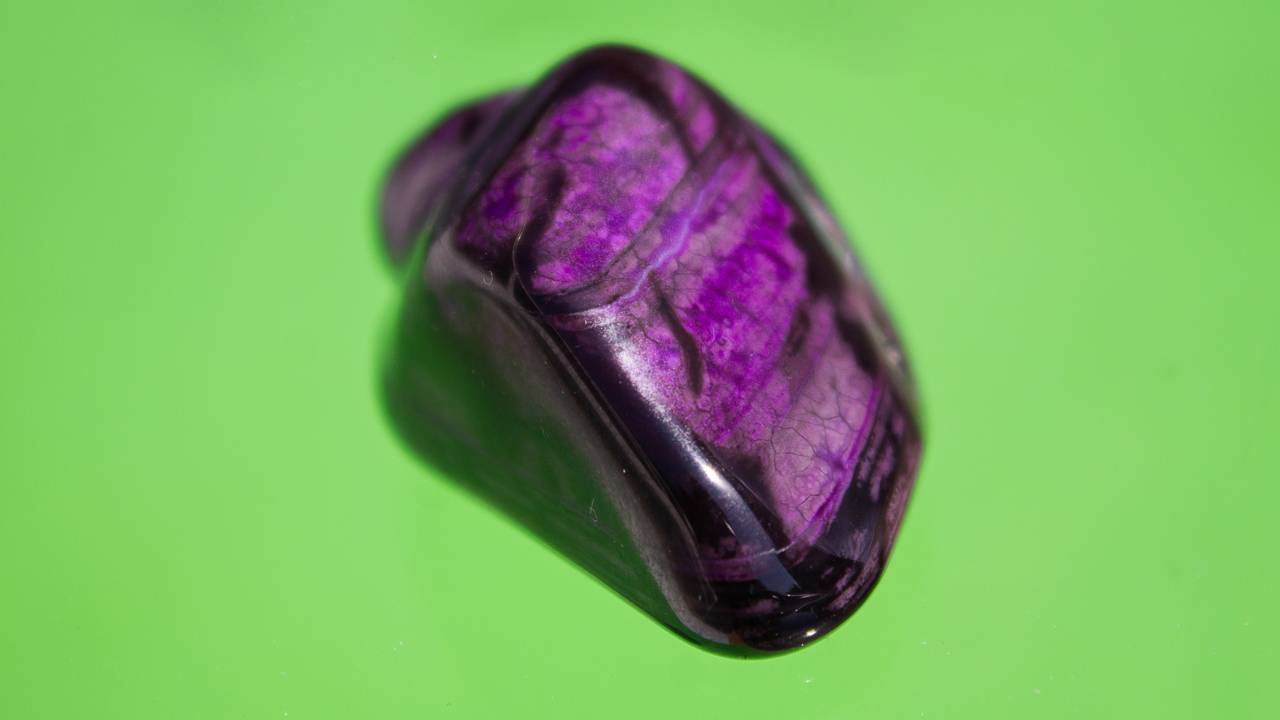 Mais rara que a ametista, a Sugilita é um mineral de cor violeta intensa que atinge alto valor de mercado em joias exclusivas e colecionáveis