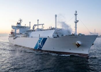 Suiso Frontier transporta hidrogênio líquido a –253 °C no oceano
