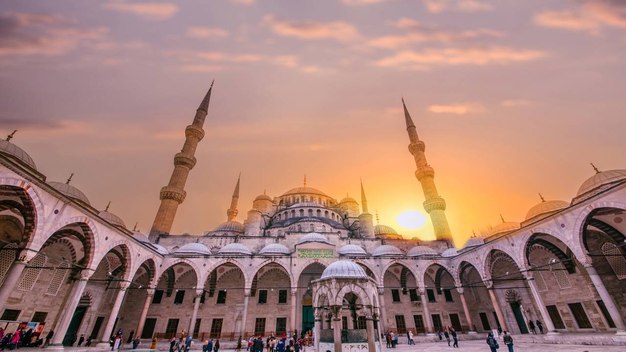 Com 6 minaretes monumentais e datada de 1616, a Mesquita Azul de Istambul virou a obra-prima da arquitetura otomana mundial