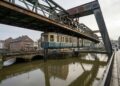 Schwebebahn de Wuppertal passa suspensa sobre o rio Wupper