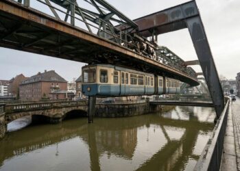 Schwebebahn de Wuppertal passa suspensa sobre o rio Wupper