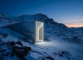 Cofre de sementes de Svalbard surge iluminado na montanha nevada