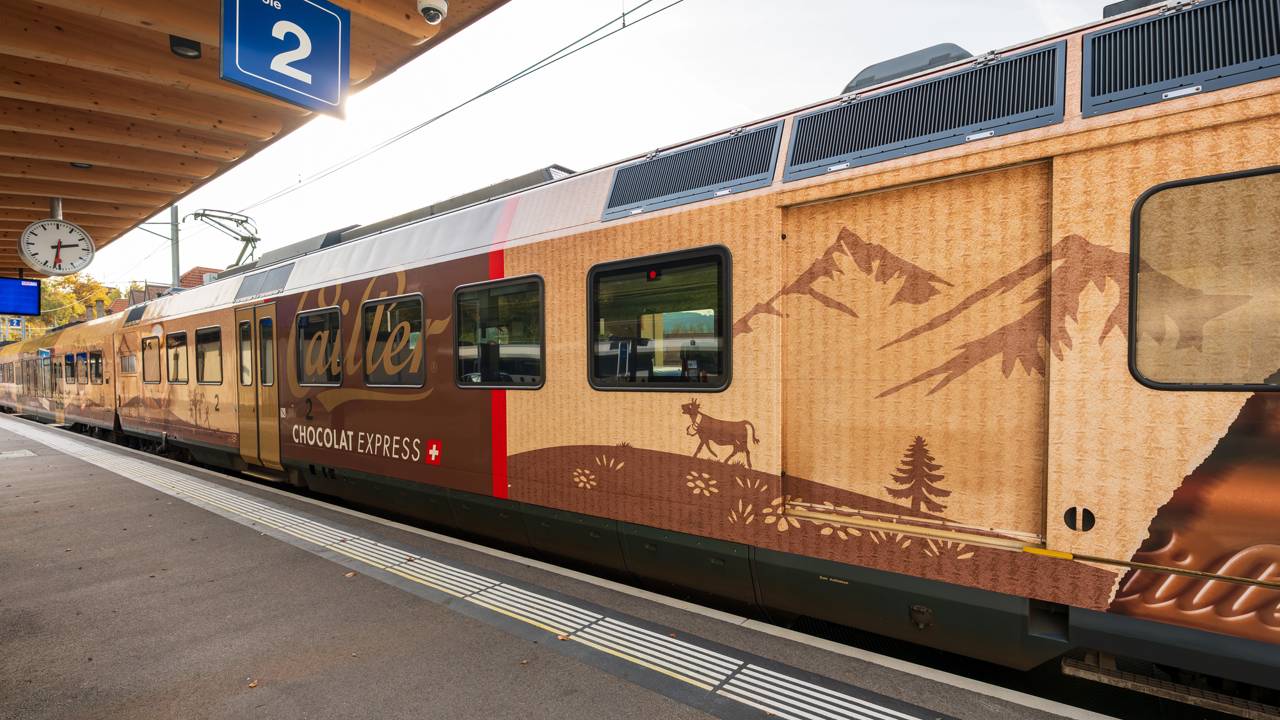 Com uma rota de 80 km pelos Alpes suíços, o Trem do Chocolate oferece uma experiência gastronômica clássica em vagões históricos e modernos