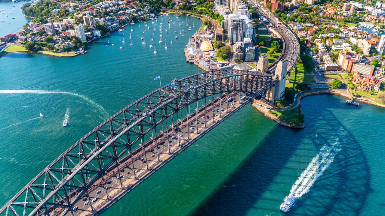 O colossal arco de aço de 134 metros de altura que conecta a baía de Sydney desde 1932 e é uma das maiores estruturas metálicas do mundo