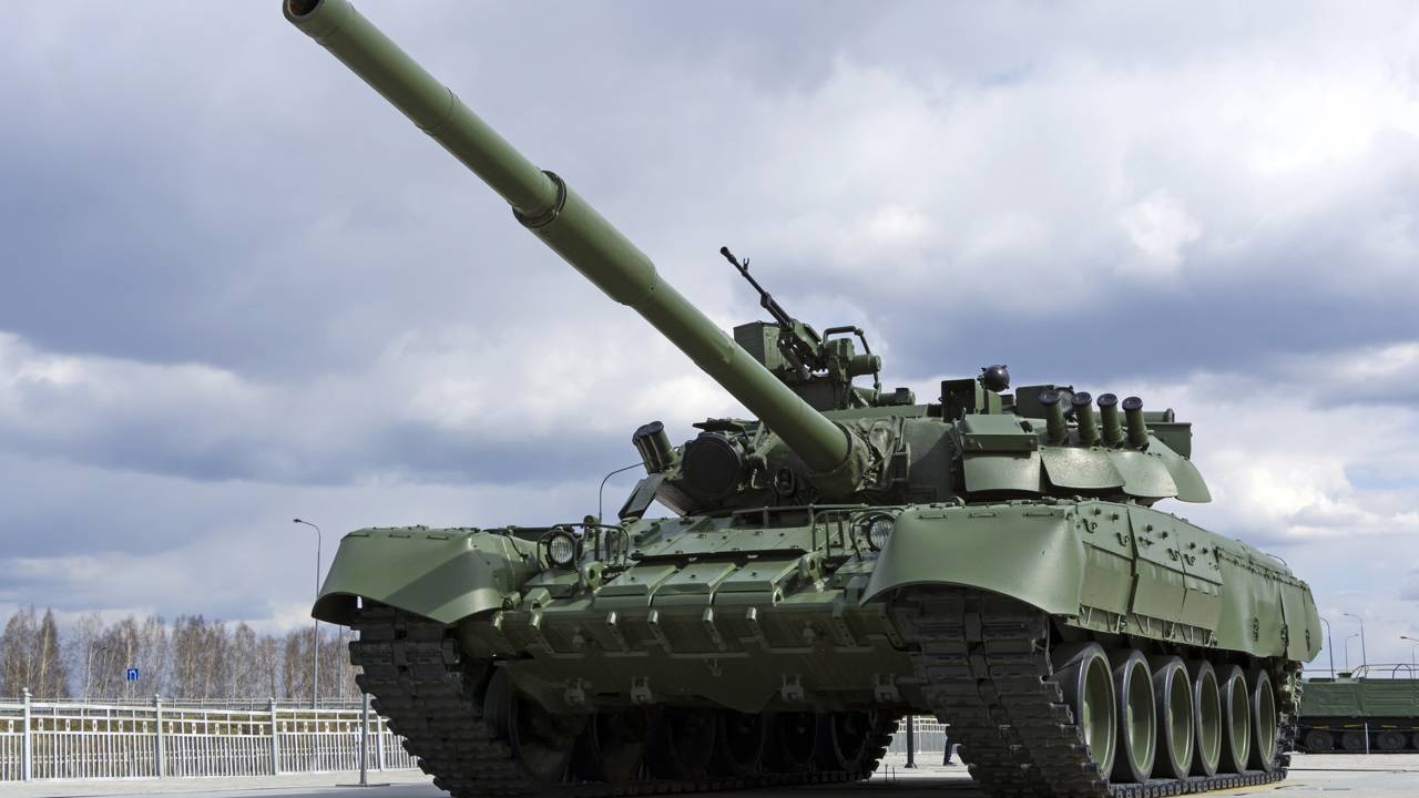 Com motor de turbina a gás de 1.250 cavalos, este tanque soviético foi o primeiro MBT do mundo movido puramente por essa tecnologia a entrar em produção em massa 