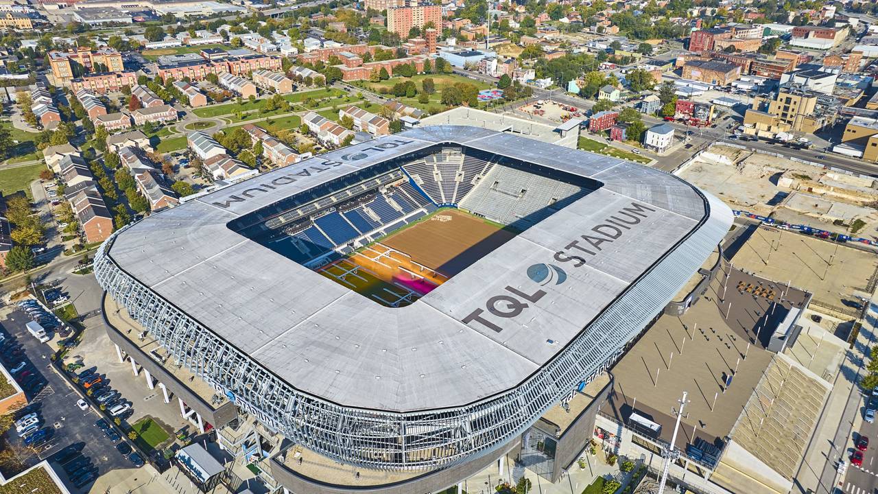 A futurista arena esportiva concluída em 2021 com fachada de 513 aletas de alumínio iluminadas por LED para destacar o design do futebol em Cincinnati