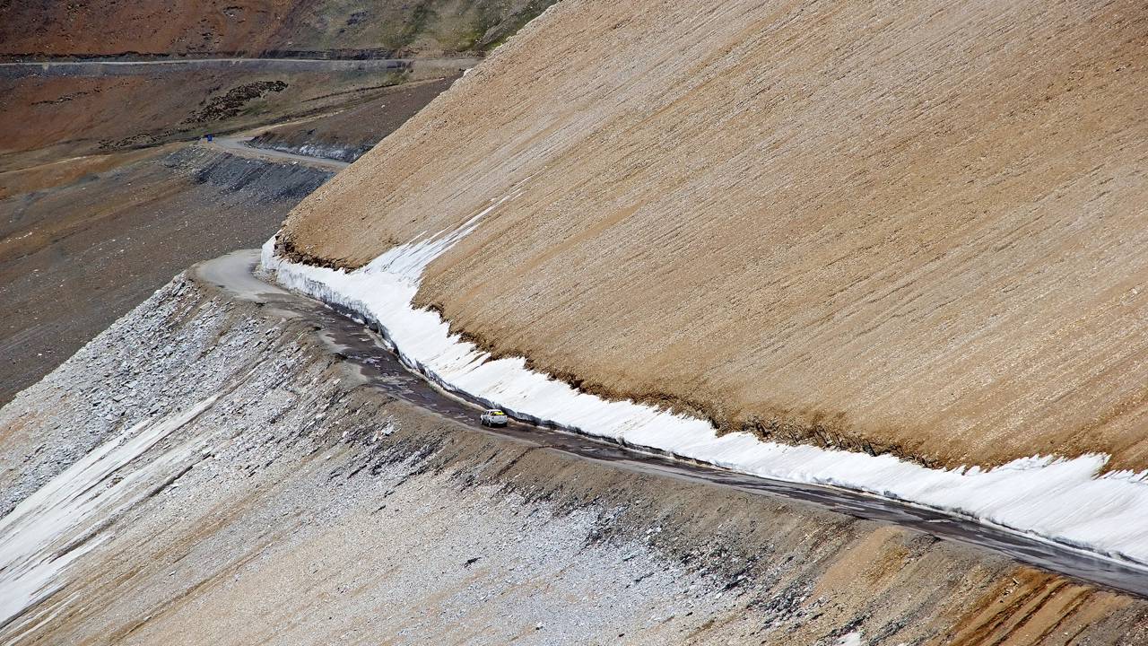 A rodovia indiana atinge 5.328 metros de altitude; com suas curvas fechadas, o Taglang La é uma das passagens motorizáveis mais altas da região do Ladakh