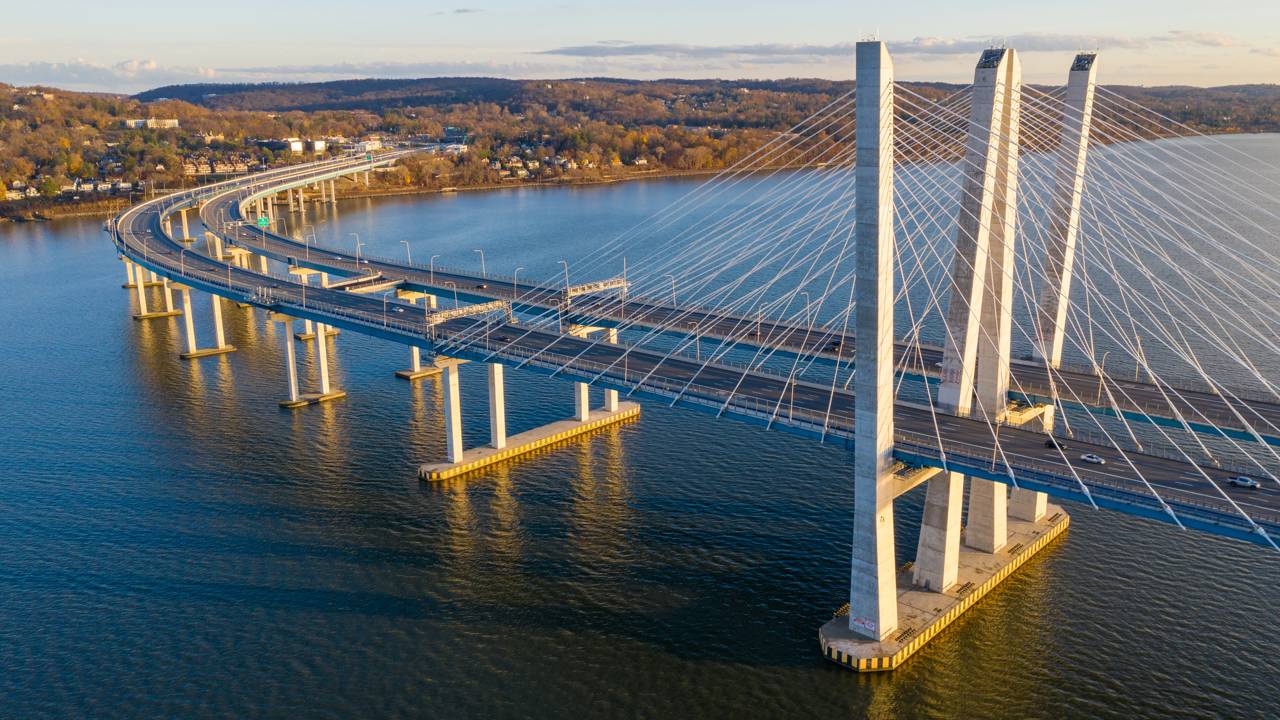 A moderna travessia estaiada de 4,8 km de extensão com mastros inclinados que cruza o rio Hudson para conectar dois condados de Nova York em 2017