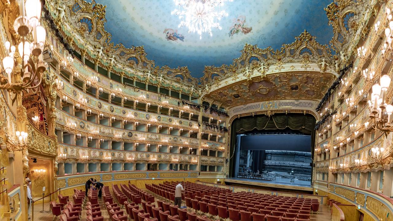O lendário teatro de ópera italiano que renasceu das cinzas após dois incêndios e uma reconstrução de 90 milhões de euros em meio aos canais