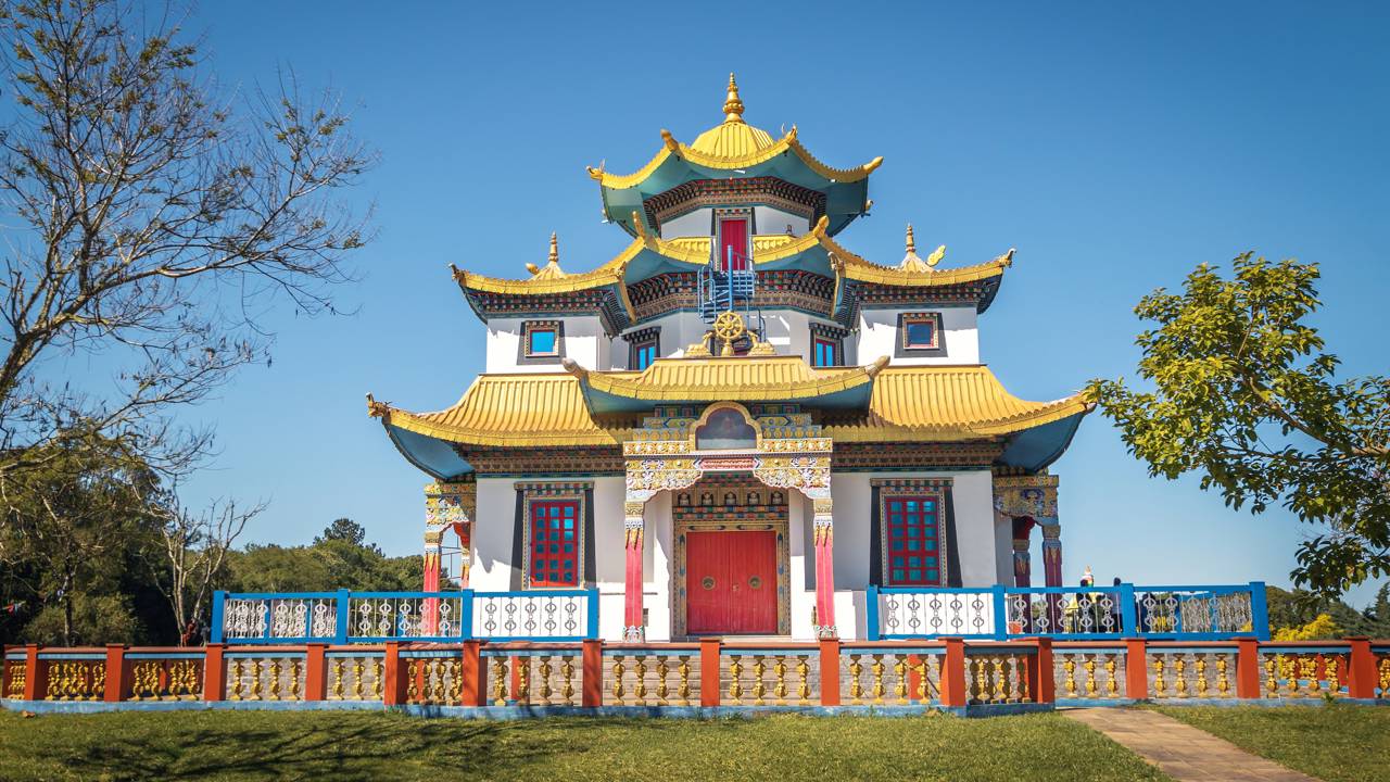 Situado no topo de uma montanha, o templo budista de Três Coroas é o primeiro templo tradicional tibetano da América Latina e marco da arquitetura sacra