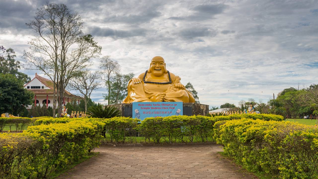 Com mais de 120 estátuas de Buda e 25 mil m², o templo de 1996 é um dos maiores e mais importantes centros budistas da América Latina