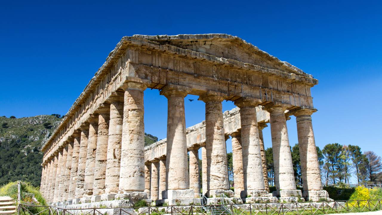 O enigmático templo grego do século V a.C. com 36 colunas dóricas perfeitamente preservadas que nunca foi finalizado e resiste ao tempo na Sicília