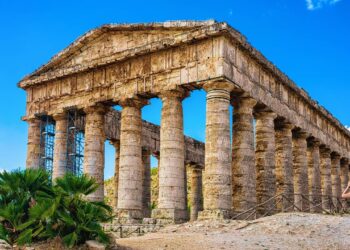 O enigmático templo grego do século V a.C. com 36 colunas dóricas perfeitamente preservadas que nunca foi finalizado e resiste ao tempo na Sicília