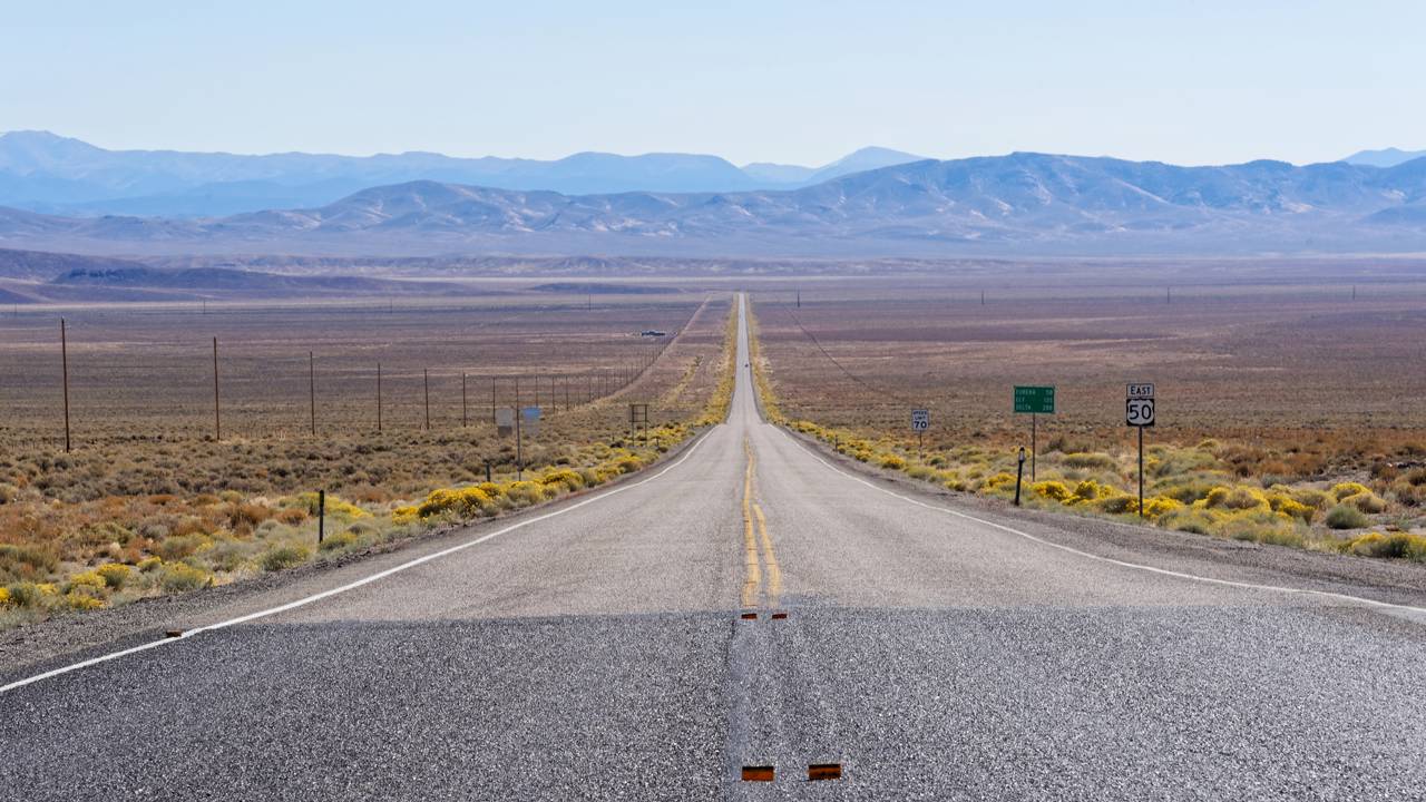 A mítica rodovia transcontinental de 4.800 km de extensão que cruza os EUA de costa a costa e abriga em Nevada o trecho desértico considerado o mais solitário da América