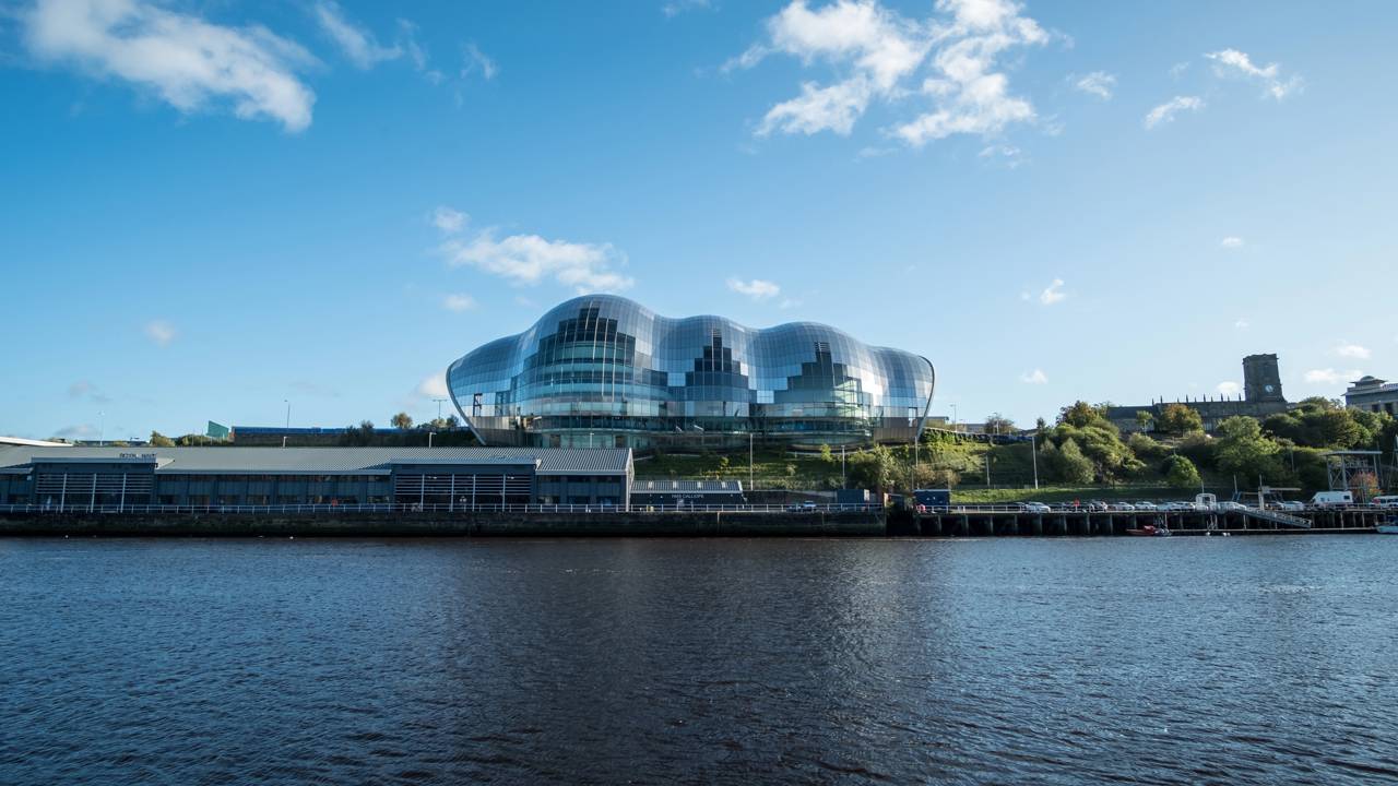 O futurista complexo musical de conchas de aço inoxidável que abriga salas de concertos de acústica excepcional na Inglaterra