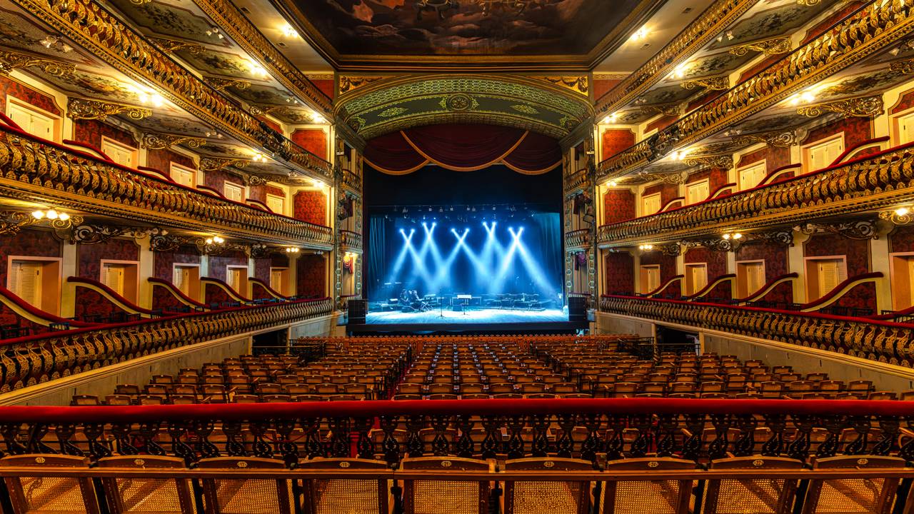 O suntuoso teatro neoclássico de 1878 erguido como o grande símbolo de modernidade que se consagrou como o maior templo das artes da Amazônia