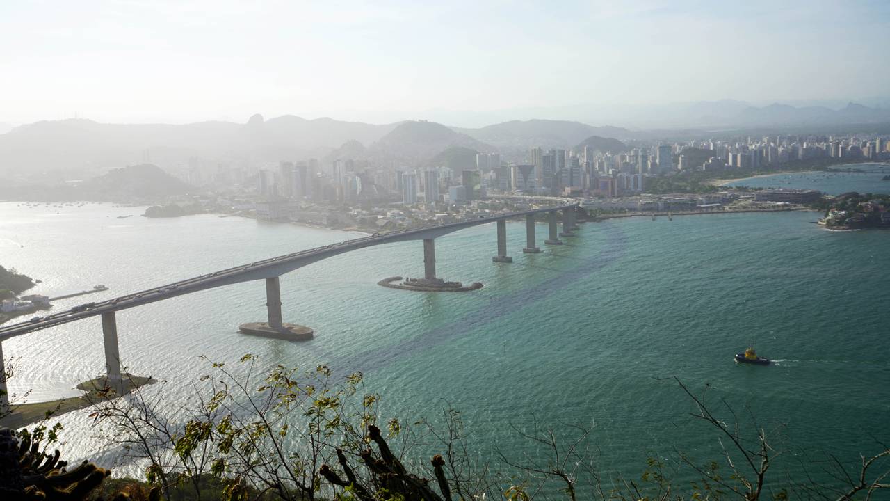 A gigantesca travessia de 3,3 km de extensão que se ergue a 70 metros de altura para unir duas das maiores cidades do Espírito Santo desde 1989
