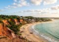 Falésias de 40 metros e golfinhos na areia: a cidade potiguar que abriga a primeira reserva natural particular do RN