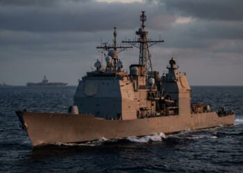 Cruzador Ticonderoga navegando como escudo de uma frota naval