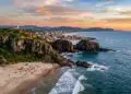 Falésias de basalto de 120 milhões de anos e balões coloridos sobre o mar: a praia gaúcha que entrou para um geoparque da UNESCO