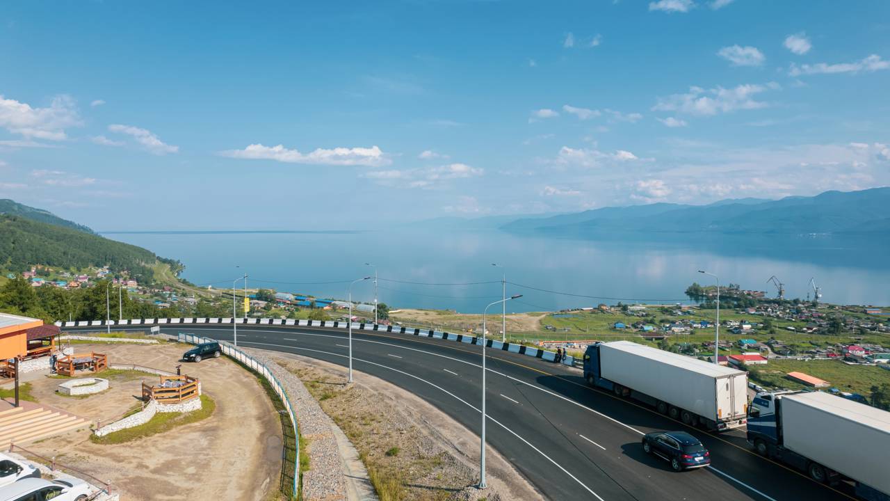 A colossal rota de rodovias russas de 11.000 km de extensão que atravessa 7 fusos horários para ligar São Petersburgo ao extremo leste