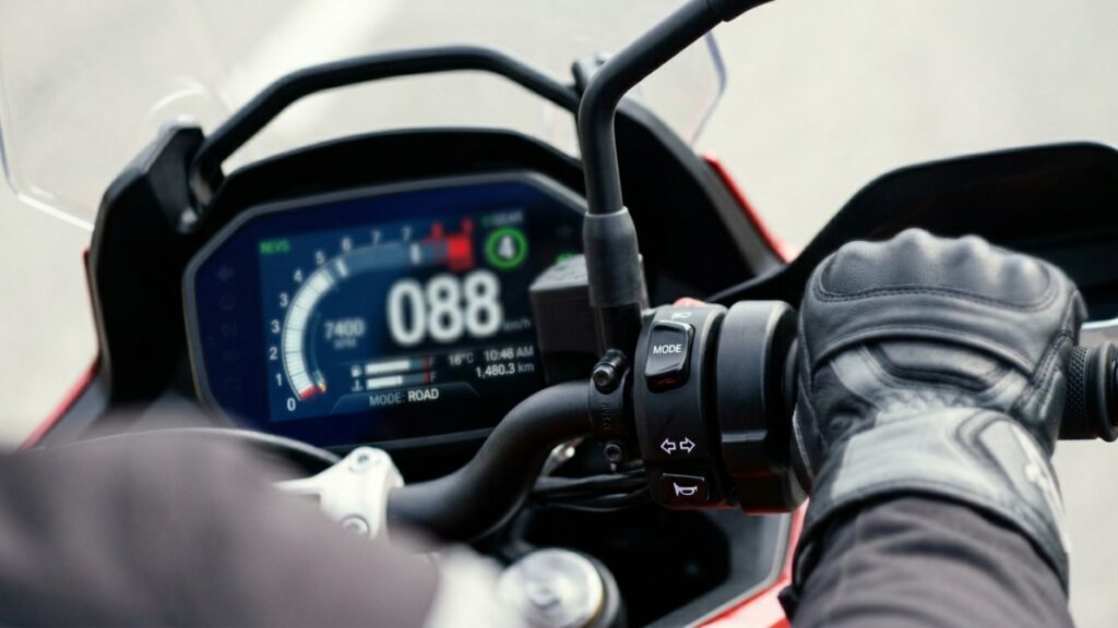 A máquina de três cilindros com agilidade de moto urbana e conforto de estradeira por um preço competitivo