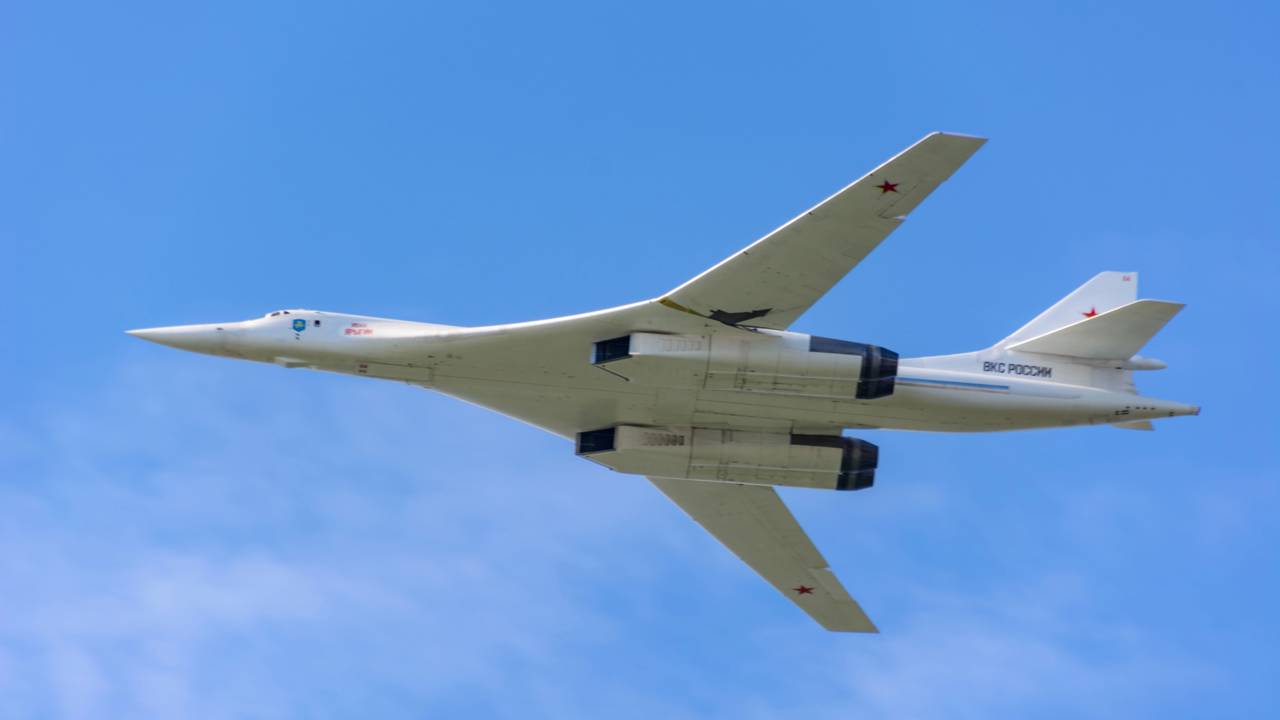Pesando 275 toneladas e atingindo Mach 2.05, o bombardeiro russo Tu-160 surge como a maior aeronave supersônica militar do mundo
