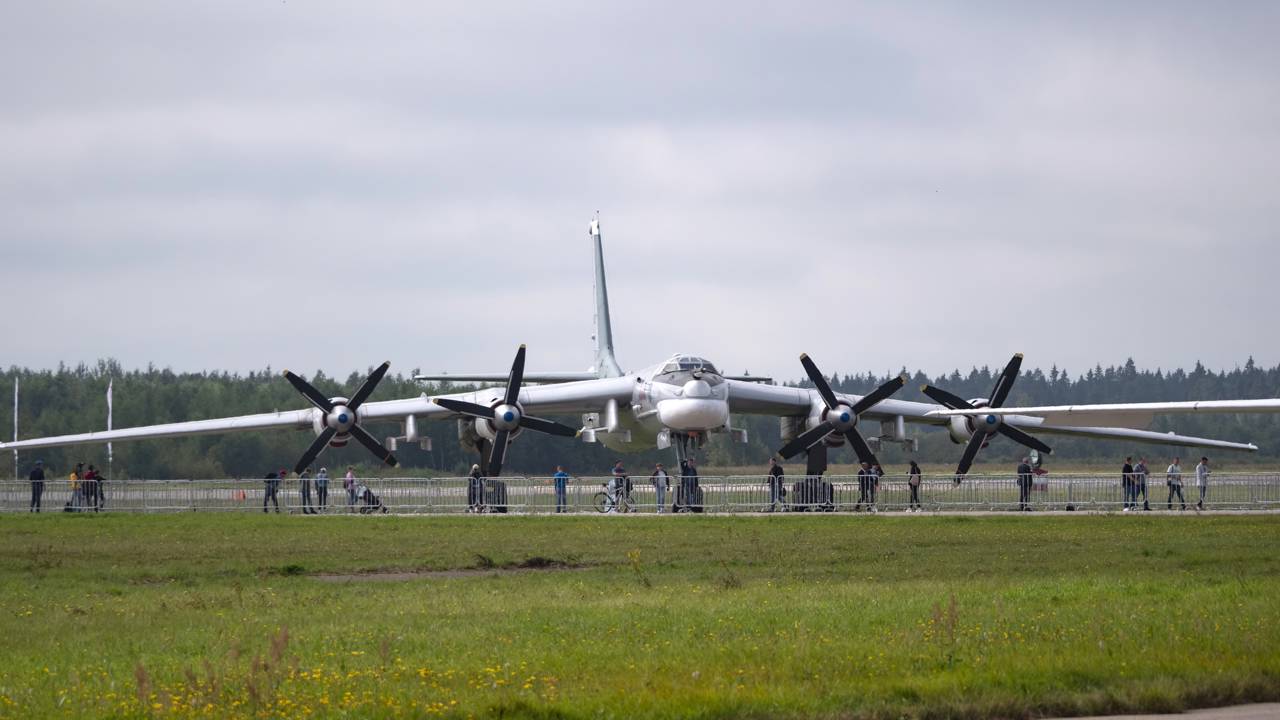 Equipado com potentes hélices contrarrotativas, este bombardeiro estratégico russo mantém um alcance de 15.000 km em patrulhas intercontinentais 