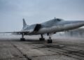 Bombardeiro Tu-22M Backfire domina pista militar da Guerra Fria