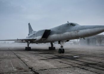 Bombardeiro Tu-22M Backfire domina pista militar da Guerra Fria
