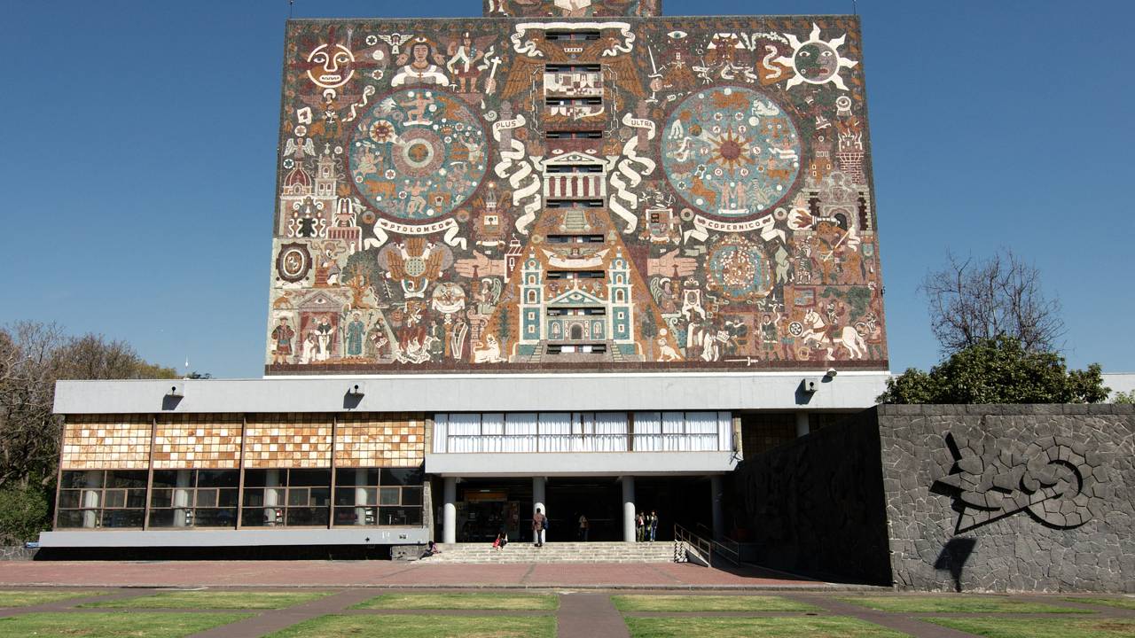 Com 4.000 m² de mosaicos de pedra, a Biblioteca Central da UNAM possui um dos maiores murais artísticos do mundo e é marco da UNESCO