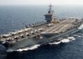 USS Enterprise navega no oceano com convés cheio de aeronaves