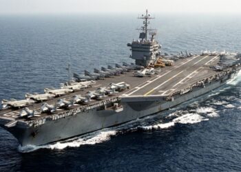 USS Enterprise navega no oceano com convés cheio de aeronaves