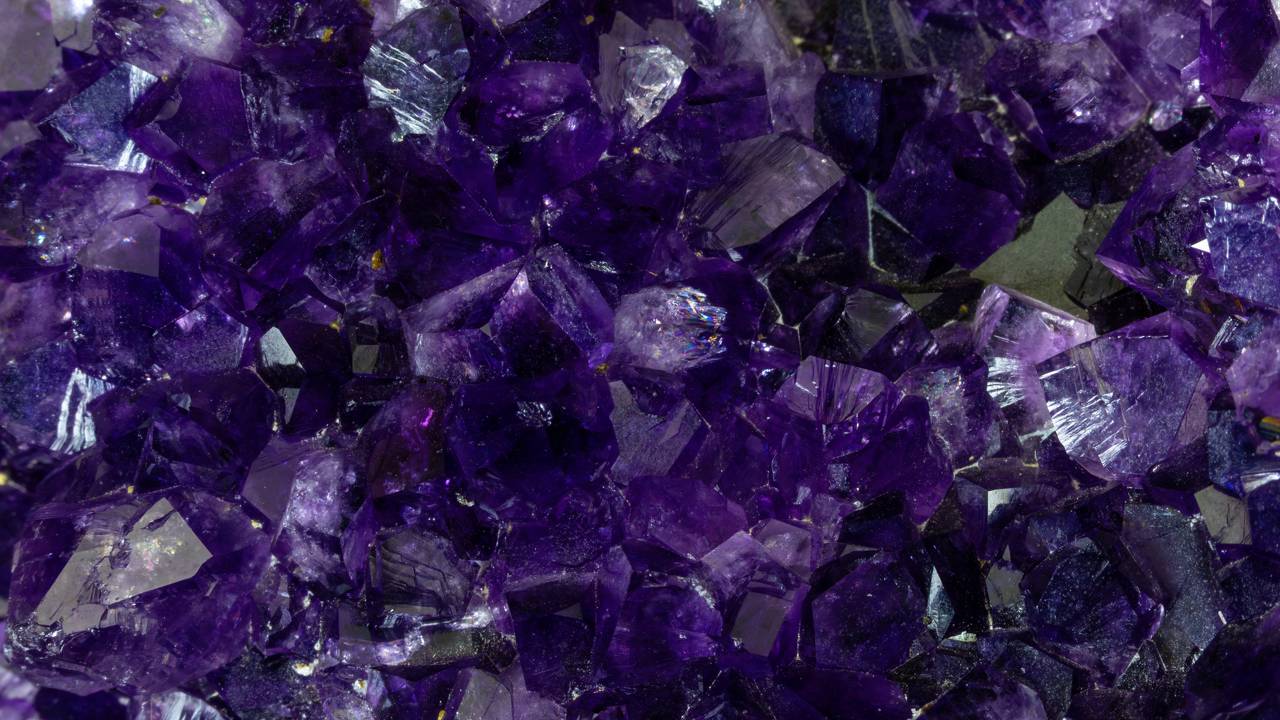 Esqueça o quartzo roxo comum, pois esta ametista de dureza 7 exibe um dos tons roxos mais profundos do mundo e forma geodos gigantes com até 3 metros