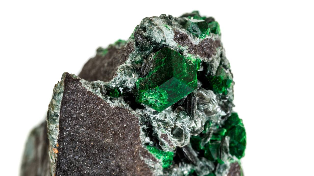 Esqueça a esmeralda, pois este mineral possui cristais verdes de brilho vítreo intenso, sendo uma das gemas mais exóticas do grupo das granadas 