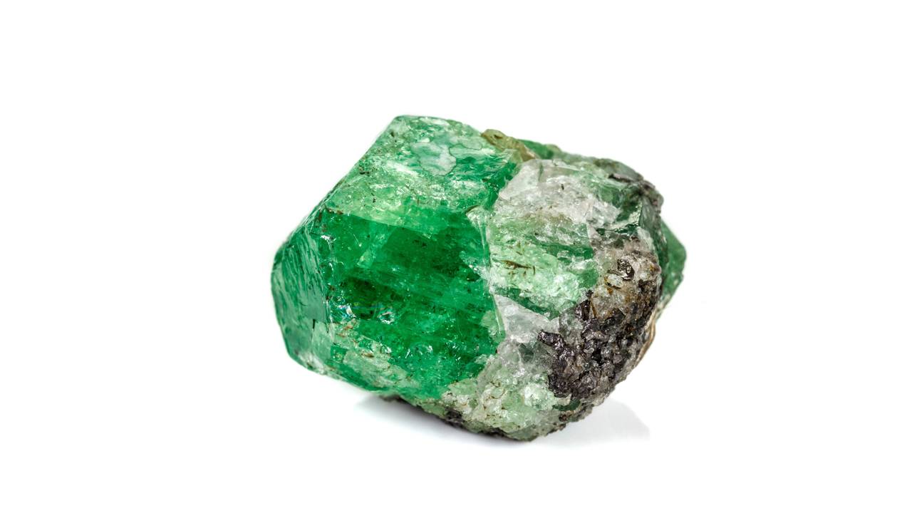 Esqueça a esmeralda, pois este mineral possui uma cor verde vívida graças ao cromo, sendo a granada mais rara e desejada pelos colecionadores do mundo