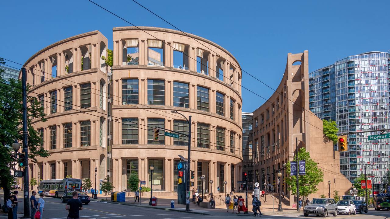 O imponente edifício de 37 mil m² inspirado no Coliseu de Roma que foi inaugurado em 1995 como o coração cultural e literário da cidade