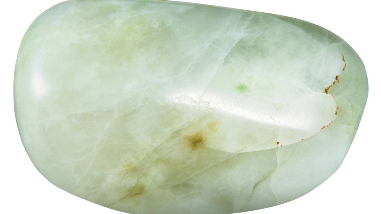 Esqueça a turmalina verde, pois este silicato descoberto no vulcão Vesúvio em 1795 brilha com cristais de brilho vítreo único