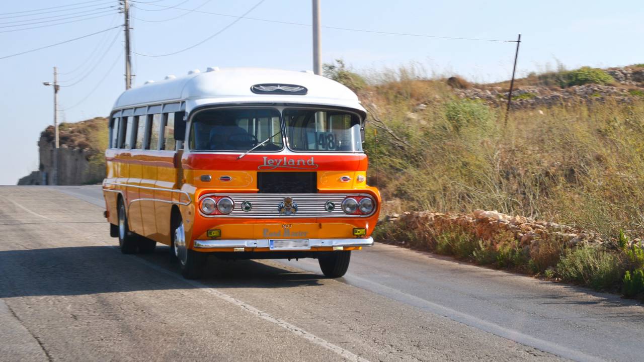 Os ônibus clássicos de Malta, com carrocerias artesanais iniciadas nos anos 1950, tornaram-se o maior ícone cultural do transporte na ilha
