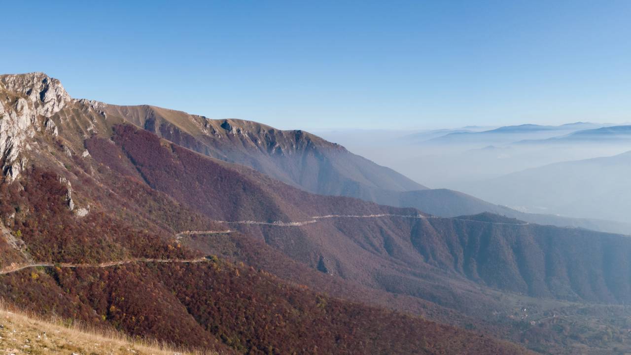 A rodovia na montanha Vlasic serpenteia até os 1.943 metros de altitude, sendo um dos trajetos de montanha mais elevados da Bósnia