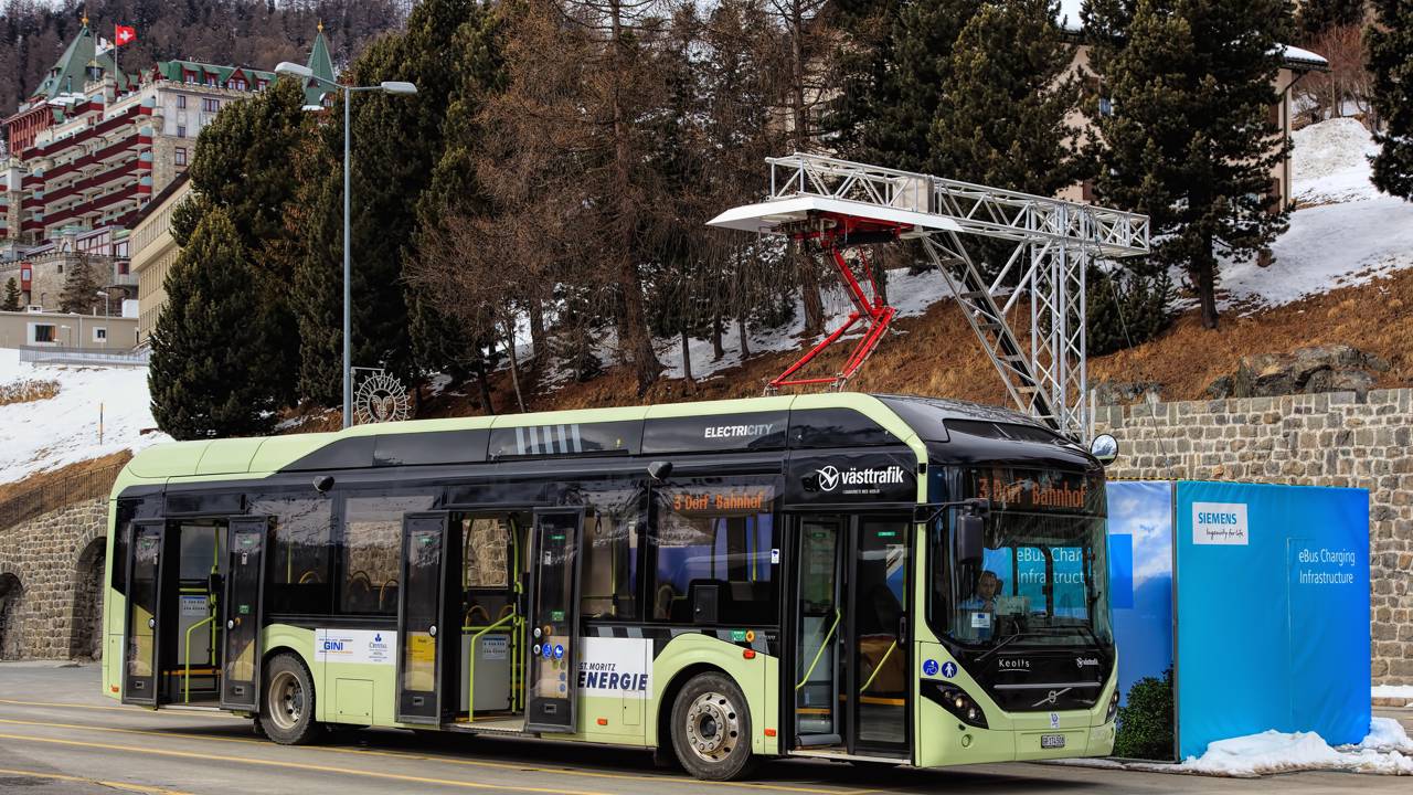 Utilizando baterias de alta densidade, o ônibus sueco Volvo 7900 virou um dos principais pilares da eletrificação do transporte público na Europa