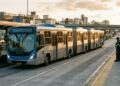 O biarticulado de 28 metros que passa de 230 passageiros transforma uma avenida comum em sistema de transporte de massa