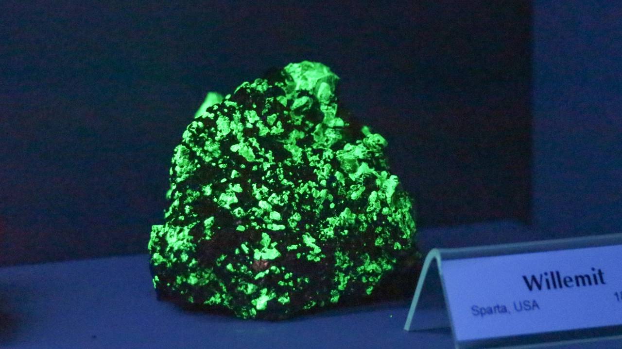 Esqueça o quartzo comum, pois este mineral de zinco de 1829 emite uma fluorescência verde neon quando exposto à luz ultravioleta