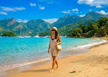 365 ilhas e mais de 2.000 praias a 150 km do Rio de Janeiro: o destino fluminense que abriga o primeiro Patrimônio Misto da UNESCO no Brasil