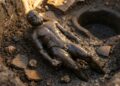 Hércules de madeira surge preservado no solo úmido de Ibiza