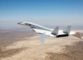 XB-70 Valkyrie real voando alto com asas delta dobradas
