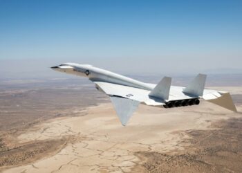 XB-70 Valkyrie real voando alto com asas delta dobradas