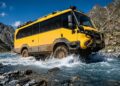 O robusto ônibus off-road blindado com tração 4x4 projetado para cruzar montanhas e áreas de desastre com 35 pessoas