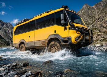 O robusto ônibus off-road blindado com tração 4x4 projetado para cruzar montanhas e áreas de desastre com 35 pessoas